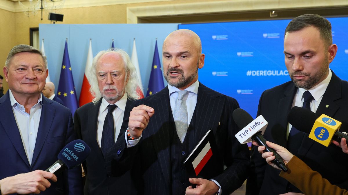 Adam Malinowski, Rafa� Brzoska, Wojciech Kostrzewa, Jacek Socha
Warszawa, 24.03.2025. Koordynatorzy projektu SprawdzaMy Adam Malinowski (P) i  Jacek Socha (2L) oraz prezes Polskiej Rady Biznesu Wojciech Kostrzewa (L) i pe�nomocnik przedsi�biorc�w ds. deregulacji  Rafa� Brzoska (2P) podczas wypowiedzi dla medi�w po spotkaniu z przedstawicielami strony spo�ecznej w sprawie deregulacji, 24 bm. w Kancelarii Prezesa Rady Ministr�w w Warszawie. (aldg) PAP/Leszek Szyma�ski
Leszek Szyma�ski
deregulacja, polityk, polityka, spotkanie, strona spo�eczna, w kprm