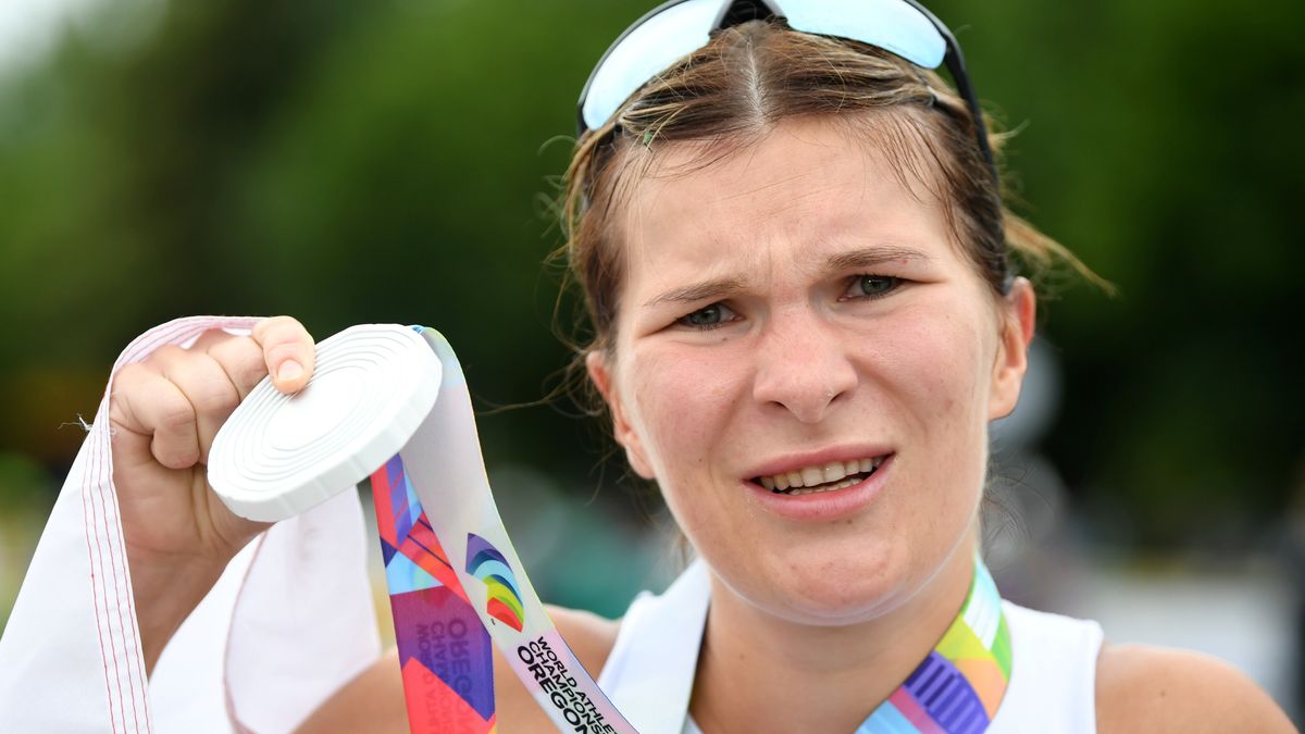 Eugene, USA, 22.07.2022. Lekkoatletyczne mistrzostwa świata - Oregon 2022. Polka Katarzyna Zdziebło cieszy się ze zdobycia srebrnego medalu na mecie chodu na 35 km, 22 bm. (gj) PAP/Adam Warżawa