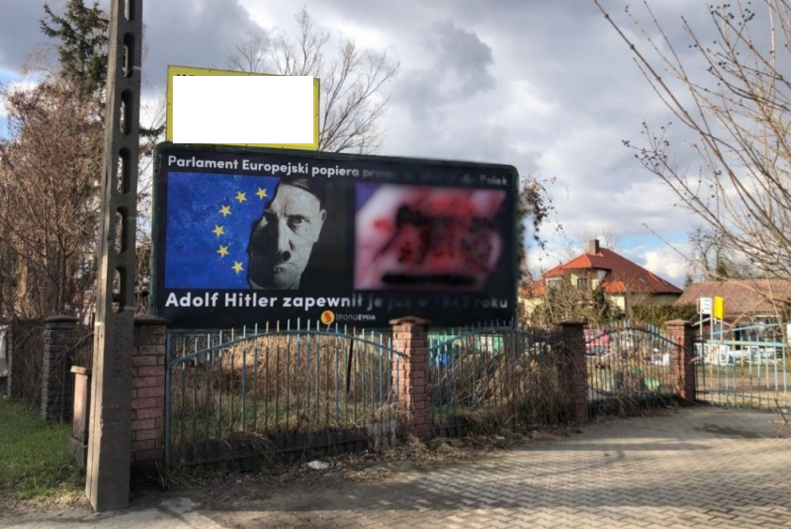 Legnica. Billboard kontrowersyjnej fundacji zniknął. Był na nim Adolf Hitler