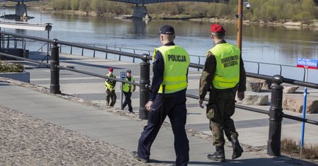 Nowa grupa wkurzonych na obostrzenia. Dostają mandaty od policji i pukają się w czoło