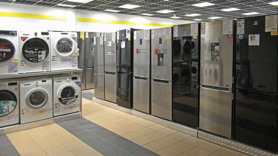 Zmiany w oznaczeniach energetycznych sprz?tu AGDPHOTO: ZOFIA I MAREK BAZAK / EAST NEWS   Warszawa 04.03.2021. Od 1 marca zmiany w sklepach, zgodnie z decyzja Komisji Eurpejskiej, nowe etykiety na nowym sprzecie AGD i RTV    N/Z Lodowki i pralki automatyczneMAREK BAZAK
