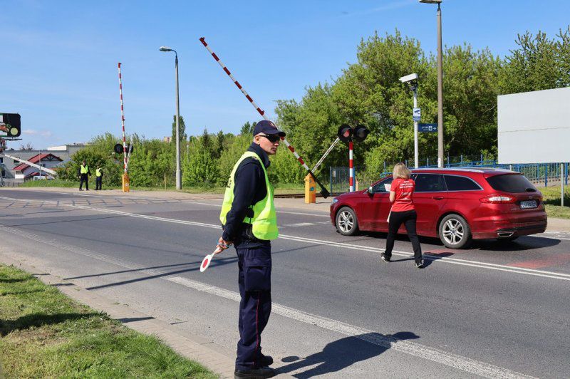 fot. lublin112.pl.  Wielu kierowców ignoruje czerwone światło i wjeżdża na tory