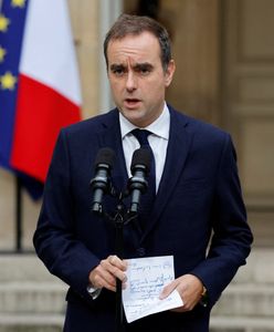 Francja bez rządu. Ustępujący premier wskazuje na możliwą drogę