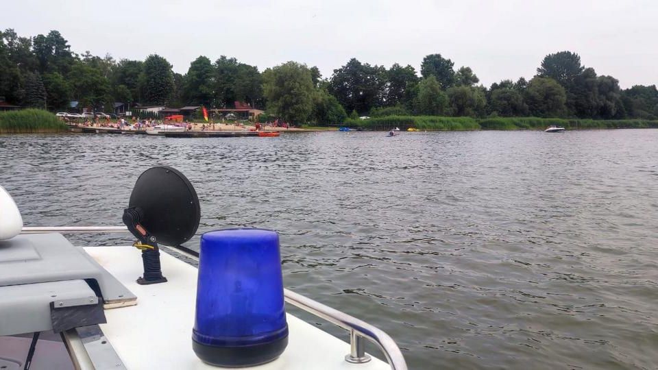 Policja. Patrol na jeziorze