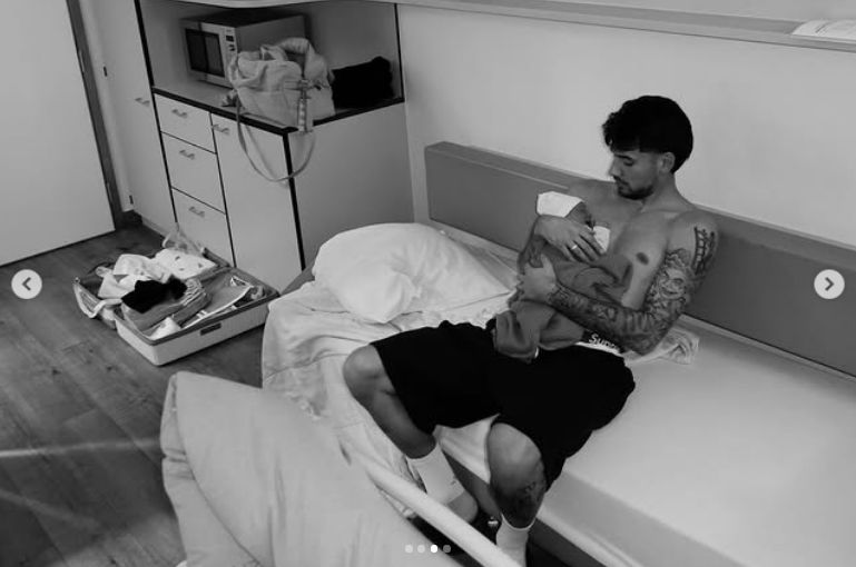 Jakub Moder z dzieckiem