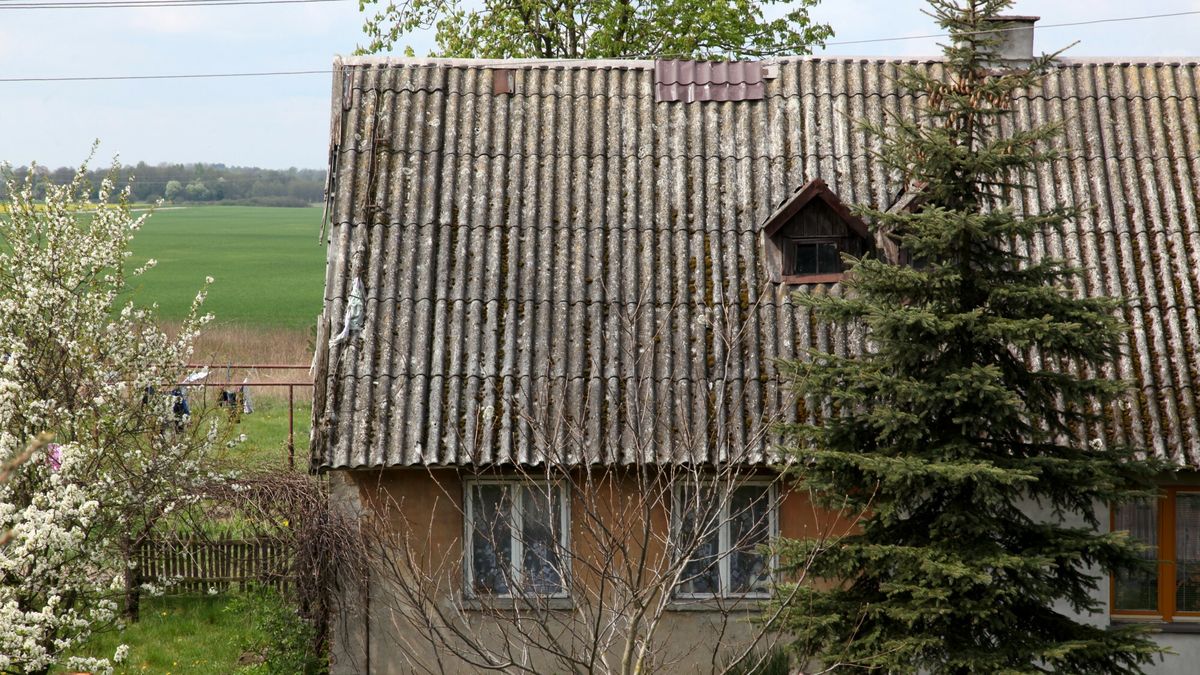 Według NIK azbest z polskich dachów usuwany zbyt wolno