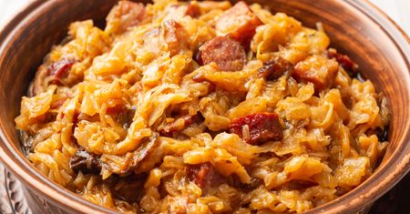 Masz bigos w zamrażarce? Po tym czasie lepiej go nie jedz