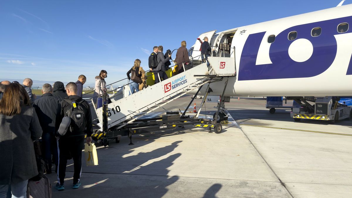Polska Tomasz Oszczepalski
Fot. Tomasz Oszczepalski/East News. 04.11.2025. Warszawa, Polska. Pasazerowie wchodza po schodach na poklad samolotu linii LOT Polish Airlines.
Tomasz Oszczepalski
