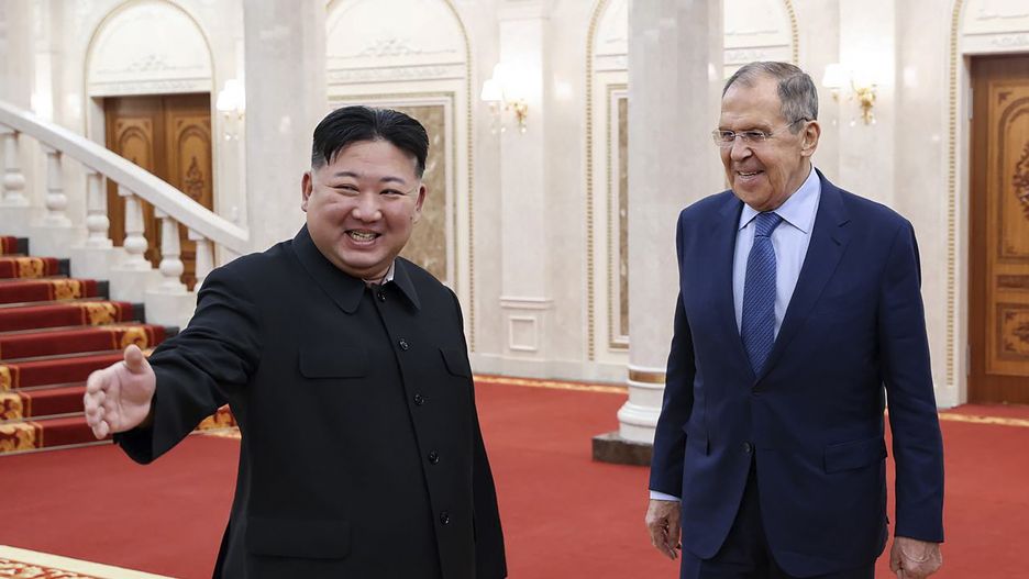 Russian Foreign Minister Sergei Lavrov visits North Korea
epa10927081 A handout photo made available by the Russian Foreign Ministry press service shows North Korean leader Kim Jong Un (L) welcoming Russian Foreign Minister Sergei Lavrov during their meeting in Pyongyang, North Korea, 19 October 2023. Sergei Lavrov is on a two-day visit to North Korea. The Russian foreign minister said that Moscow plans to develop equal strategic cooperation with the DPRK, despite sanctions from the UN Security Council against Pyongyang.  EPA/RUSSIAN FOREIGN MINISTRY PRESS SERVICE HANDOUT   HANDOUT EDITORIAL USE ONLY/NO SALES HANDOUT EDITORIAL USE ONLY/NO SALES 
Dostawca: PAP/EPA.
RUSSIAN FOREIGN MINISTRY PRESS SERVICE HANDOUT
Sergey