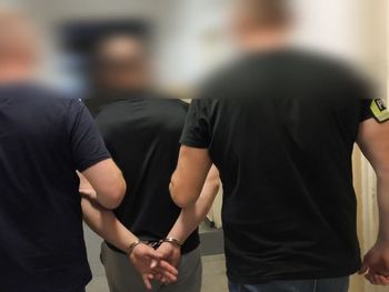 Wągrowiec: Trzej mężczyźni zatrzymani za podanie narkotyków 21-latce