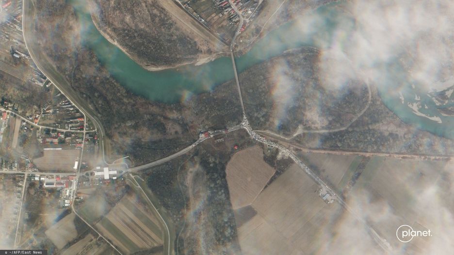 Wojna w Ukrainie - zdj?cia satelitarne
This handout satellite photo released by Planet Labs PBC shows cars waiting to cross the the Vilok-Tiszabecs border from Ukraine to Hungary on March 1, 2022. - Deadly Russian air strikes hit a residential block in Ukraine's second city of Kharkiv and the main TV tower in the nation's capital, Kyiv said Tuesday, with Ukraine's president accusing the Kremlin of a "war crime" as the civilian toll of the invasion mounted. (Photo by Planet Labs PBC / AFP) / RESTRICTED TO EDITORIAL USE - MANDATORY CREDIT "AFP PHOTO/ HO/ PLANET LABS PBC - NO MARKETING NO ADVERTISING CAMPAIGNS - DISTRIBUTED AS A SERVICE TO CLIENTS
-