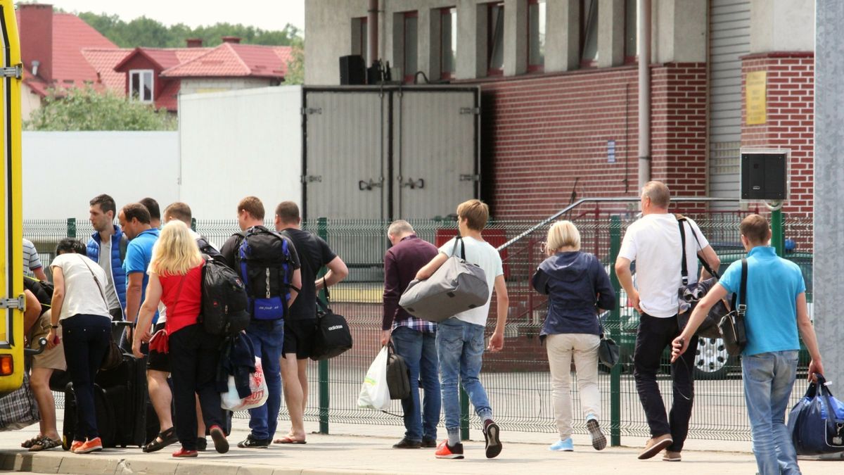 Przejście graniczne w Dorohusku. Na zdjęciu Ukraińcy wjeżdżający do Polski po kontroli granicznej, 09.06.2017 r.