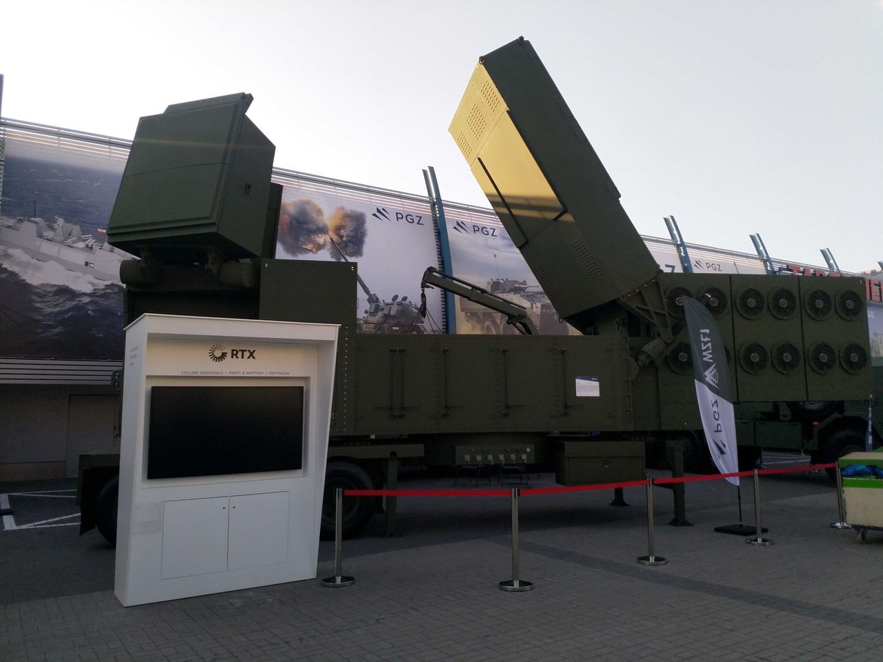Koncern RTX przywiózł na targi MSPO 2023 pełnoskalową makietę dookólnego radaru LTAMDS, którym będą dysponować polskie systemy Patriot. 