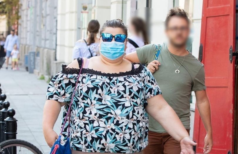 Zamaskowana Dominika Gwit spaceruje po Warszawie