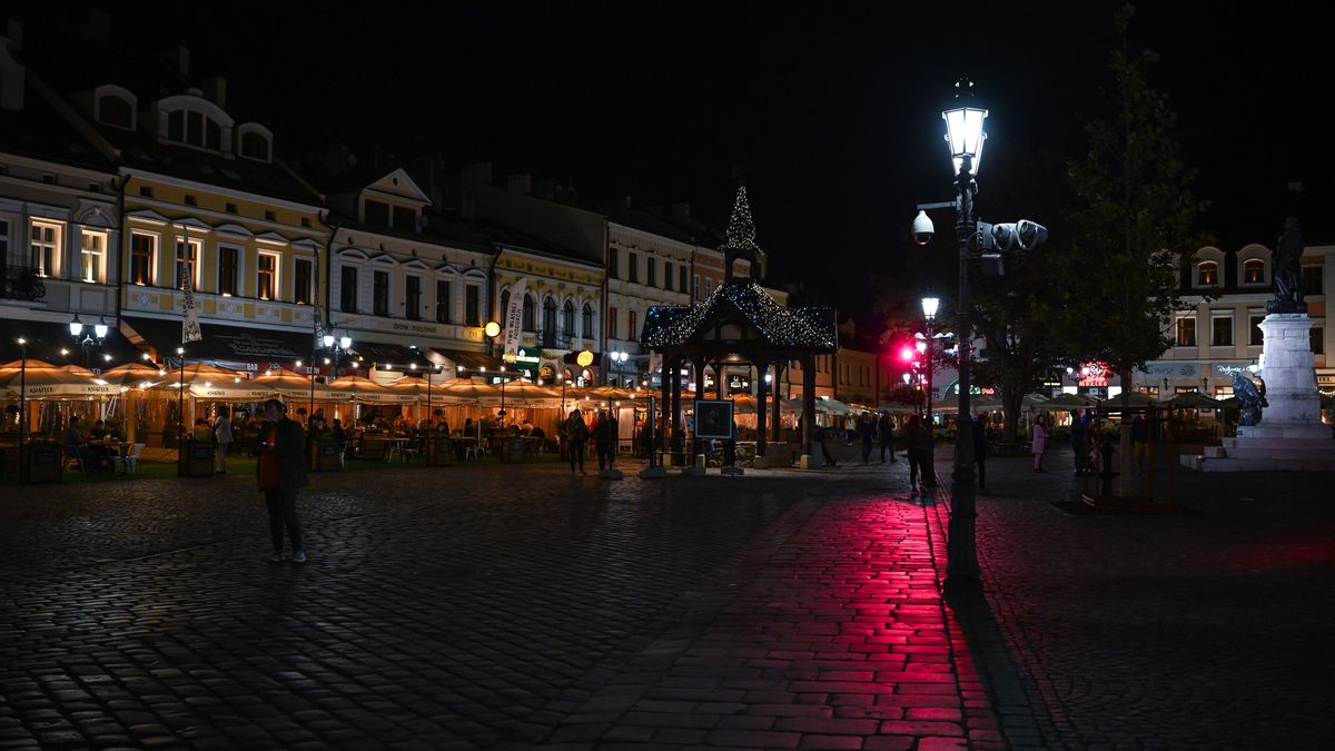 Rzeszów, 13.09.2022. Oświetlenie uliczne w Rzeszowie, 13 bm. Z powodu rosnących cen energii samorządy niektórych podkarpackich miast decydują się na okresowe wyłączanie oświetlenia. W Rzeszowie - według przygotowanego planu - może dojść do wyłączenia co trzeciej latarni w godzinach od 23 do 4. Szacowane z tego tytułu oszczędności mają wynieść ponad 2 miliony złotych rocznie. (dd/amb) PAP/Darek Delmanowicz