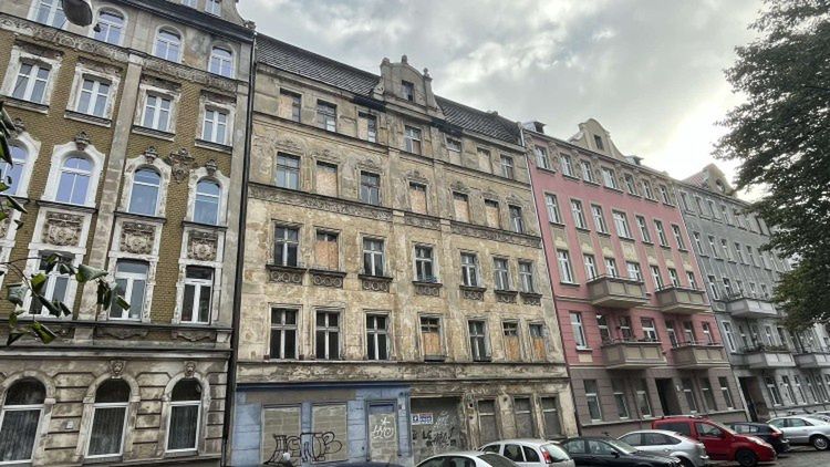 Okazała kamienica jest mocno zdewastowana
