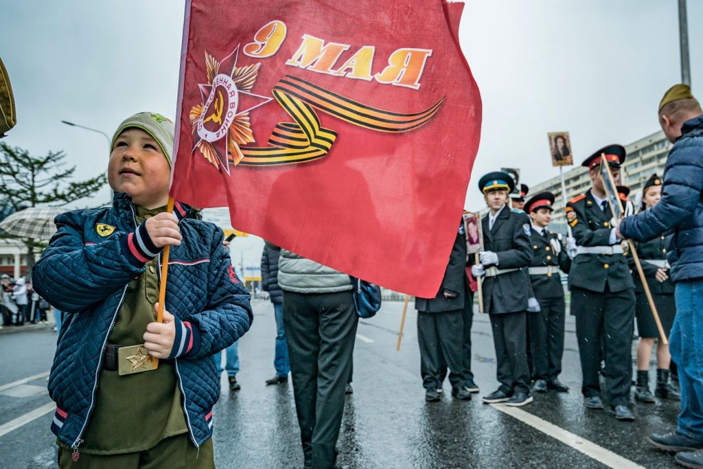 Młody mieszkaniec Moskwy w czasie marszu nieśmiertelnego pułku 