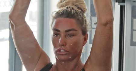 Katie Price dźwiga ciężary, testując wytrzymałość GIGANTYCZNEGO BIUSTU (ZDJĘCIA)