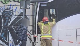 Zatrzymał się na ścianie. Ulica sparaliżowana przez autokar