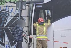 Zatrzymał się na ścianie. Ulica sparaliżowana przez autokar