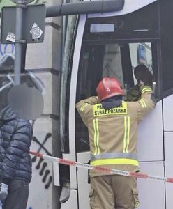 Zatrzymał się na ścianie. Ulica sparaliżowana przez autokar