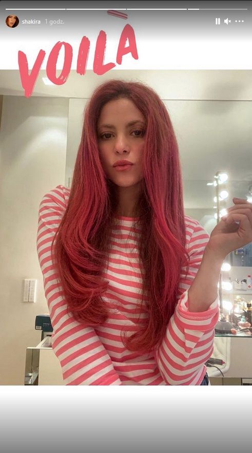 Shakira ma czerwone włosy