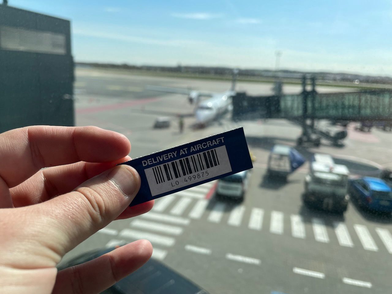 Większa część to przywieszka do bagażu. Mniejsza, oznaczona tym samym numerem i/lub kodem kreskowym to "kwit" dla pasażera