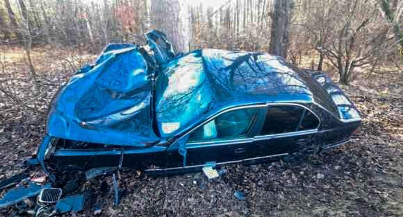 Krajenka: BMW uderzyło w drzewo. Kierowca został ranny