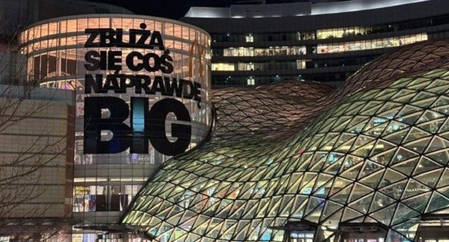 Tajemniczy napis w centrum Warszawy. To zapowiedź nowości w McDonald's