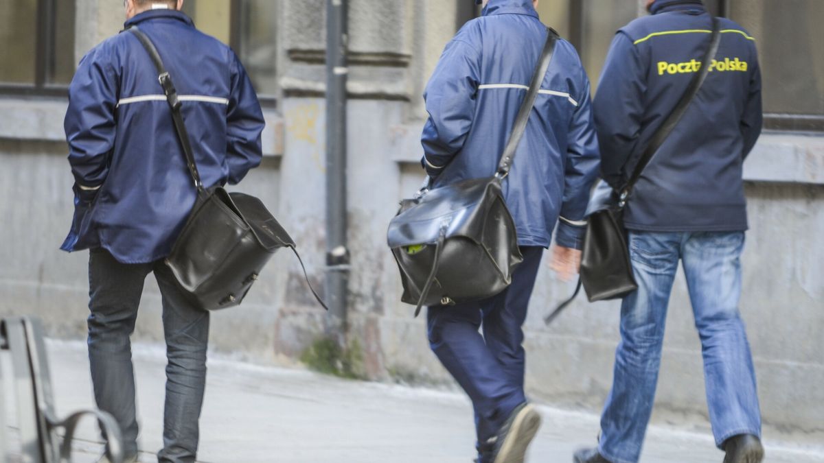 Poczta Polska twierdzi, że zapłaciła listonoszom w pierwszym półroczu 2022 r. za blisko pół miliona nadgodzin 