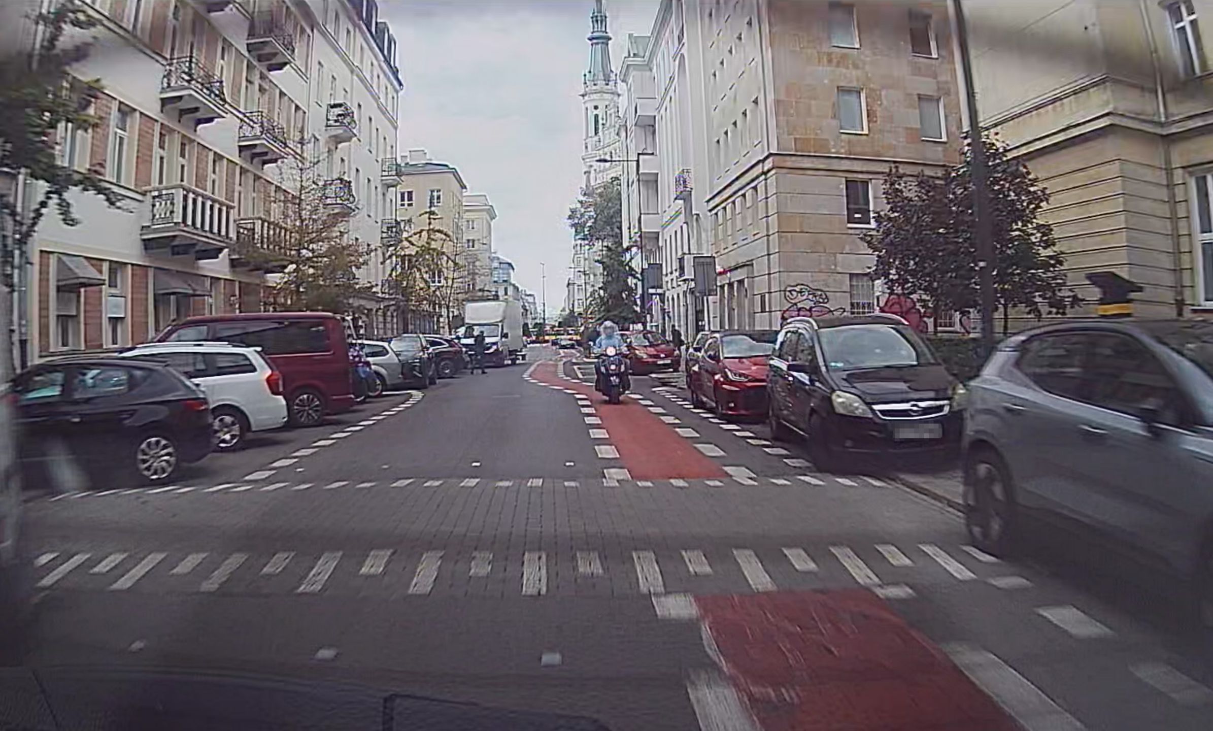 Piotr Gąsowski jedzie skuterem po pasie dla rowerów