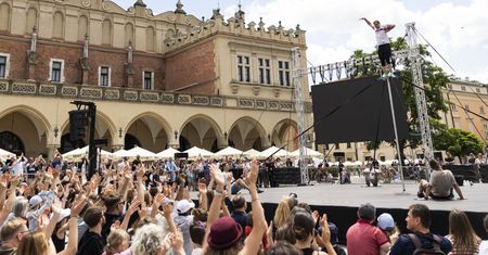 W Krakowie trwa w najlepsze Festiwal Teatrów Ulicznych, są tu i gigantyczne figury szachowe i pewien znany tenisista