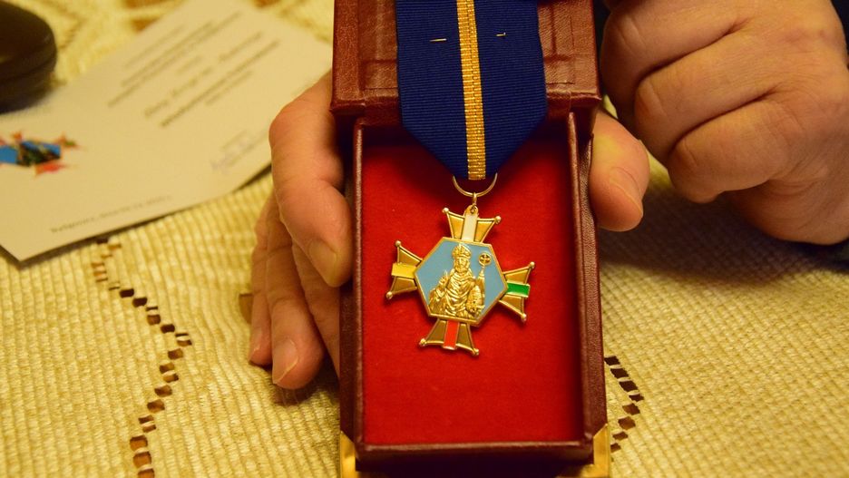 Złote Krzyże św. Ambrożego trafiły do długoletnich pasjonatów tego niezwykłego fachu, a mianowicie do Stanisława Prusa, który od 2010 roku jest prezesem żnińskiego Koła Pszczelarzy, a także do Władysława Feliniaka, który wcześniej, przez 12 lat, kierował żnińskim Kołem, a obecnie jest członkiem związku pszczelarskiego i honorowym prezesem.