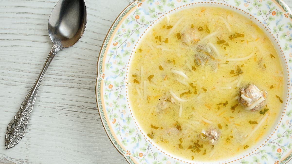 Mieszam jogurt z żółtkiem i wlewam do rosołu. 