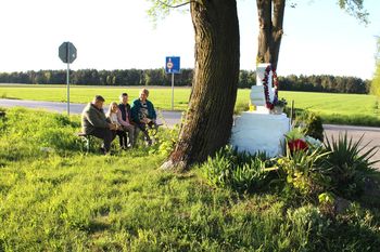 "Modlimy się razem, śpiewamy”. Majówkowe spotkania przy figurach i krzyżach