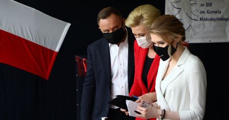 Agata Duda i Kinga Duda oddały głos w II turze wyborów prezydenckich. Szykowne stylizacje żony i córki prezydenta