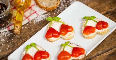 Serduszkowe mini kanapeczki praktycznie robią się same. Pomysłowe śniadanie w zasięgu ręki