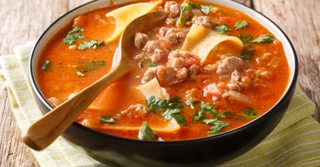 Znudziła ci się zwykła lasagne? Spróbuj  nowej wersji bez użycia piekarnika