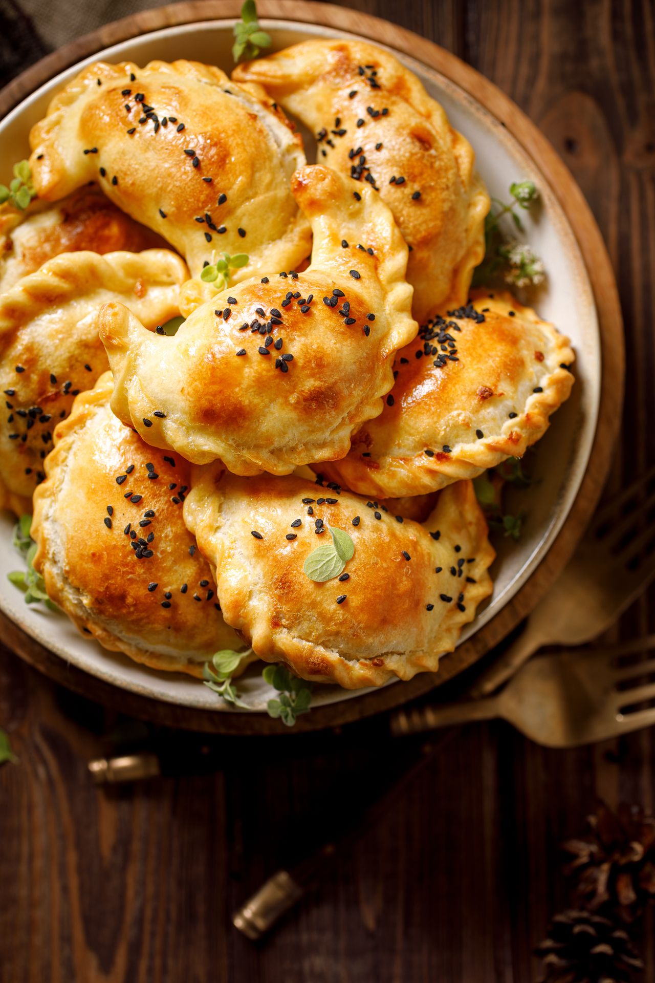 Podpiekane pierogi ze szpinakiem i serem feta