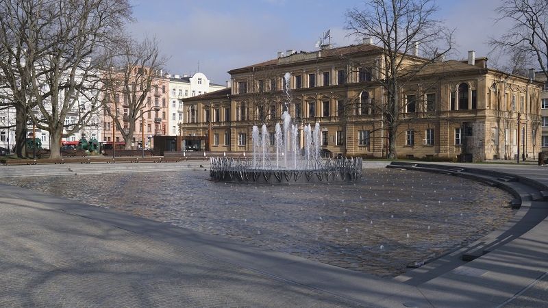 Fontanna na Placu Litewskim po przerwie zimowej