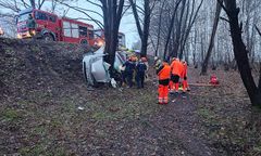 Wypadł z drogi i uderzył w drzewo. Wyciągali go kilkadziesiąt minut