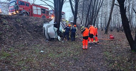 Wypadł z drogi i uderzył w drzewo. Wyciągali go kilkadziesiąt minut