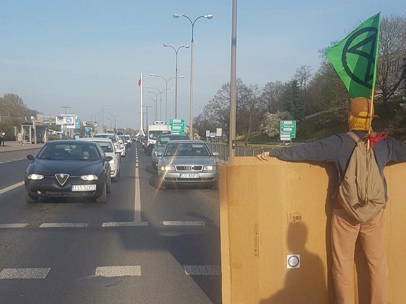 "Samotna blokada" na al. Tysiąclecia