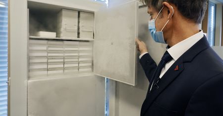 Te grupy dostaną szczepionkę jako pierwsze. Polska weźmie przykład?