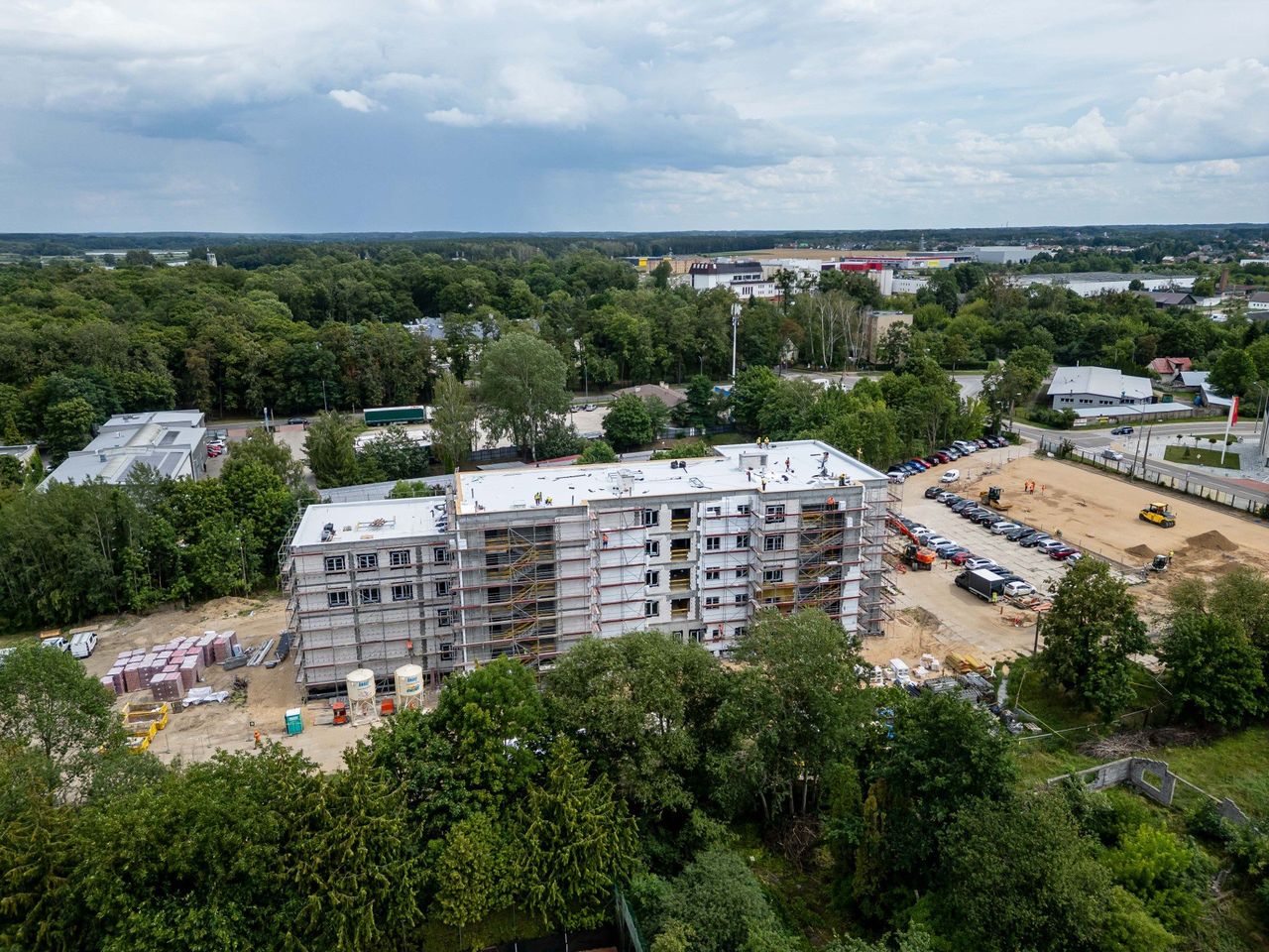 Białystok: Kompleks administracyjno-biurowy w Dojlidach Fabrycznych. Powstaje kolejny budynek należący do powiatu białotockiego. Z parkingiem na 300 aut