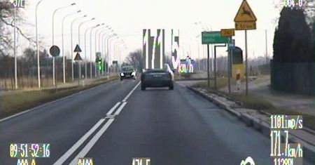 Kierowca tesli jechał ponad 170 km/h. Chciał zdążyć z rodziną do kina
