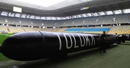 Pokazali na stadionie zamiast meczu. Może zagrozić dumie Putina