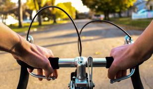 O włos od tragedii. Rowerzysta wjechał w czterolatkę