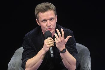 Zagrał w hicie Netfliksa. Jest związany z popularną aktorką