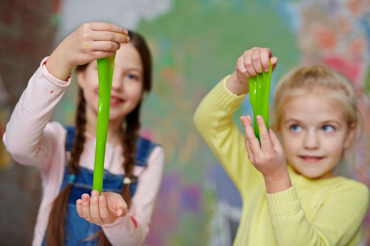 Jak zrobić slime? Na szczęście wystarczy kilka prostych składników.